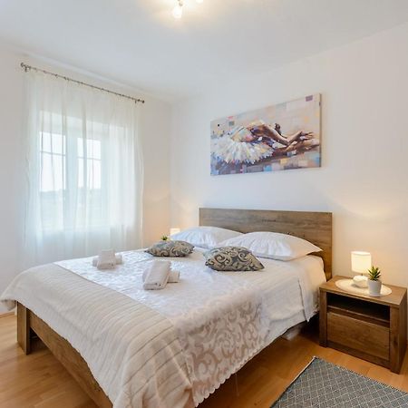 Apartman Mare Milna  Buitenkant foto